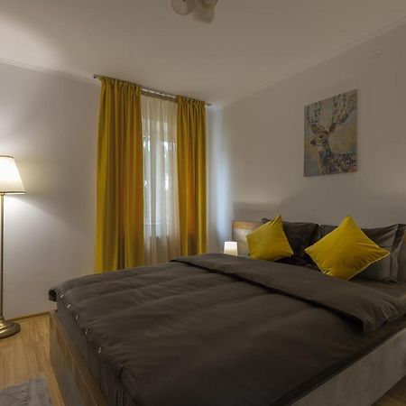 Luxury 2 Bedroom Holiday Apartment Piteşti Kültér fotó