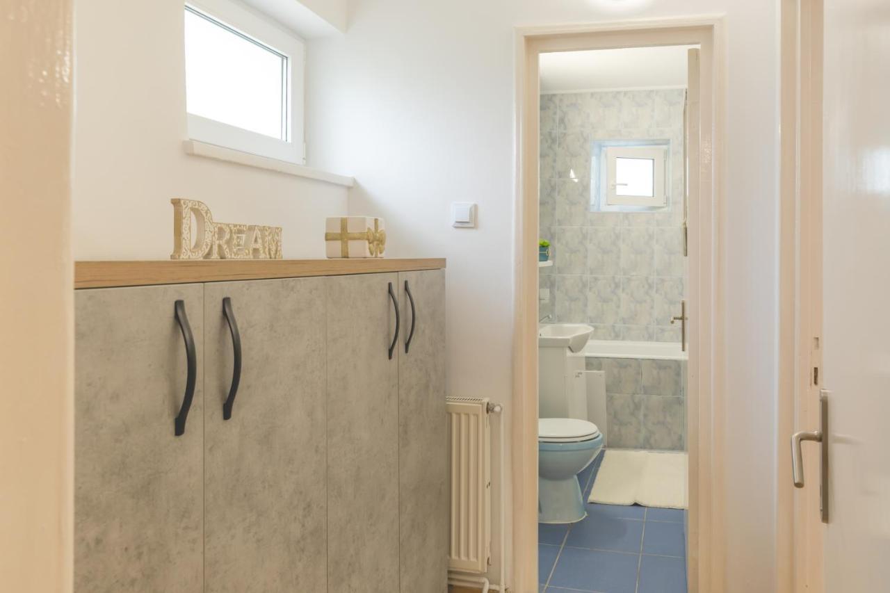 Luxury 2 Bedroom Holiday Apartment Piteşti Kültér fotó